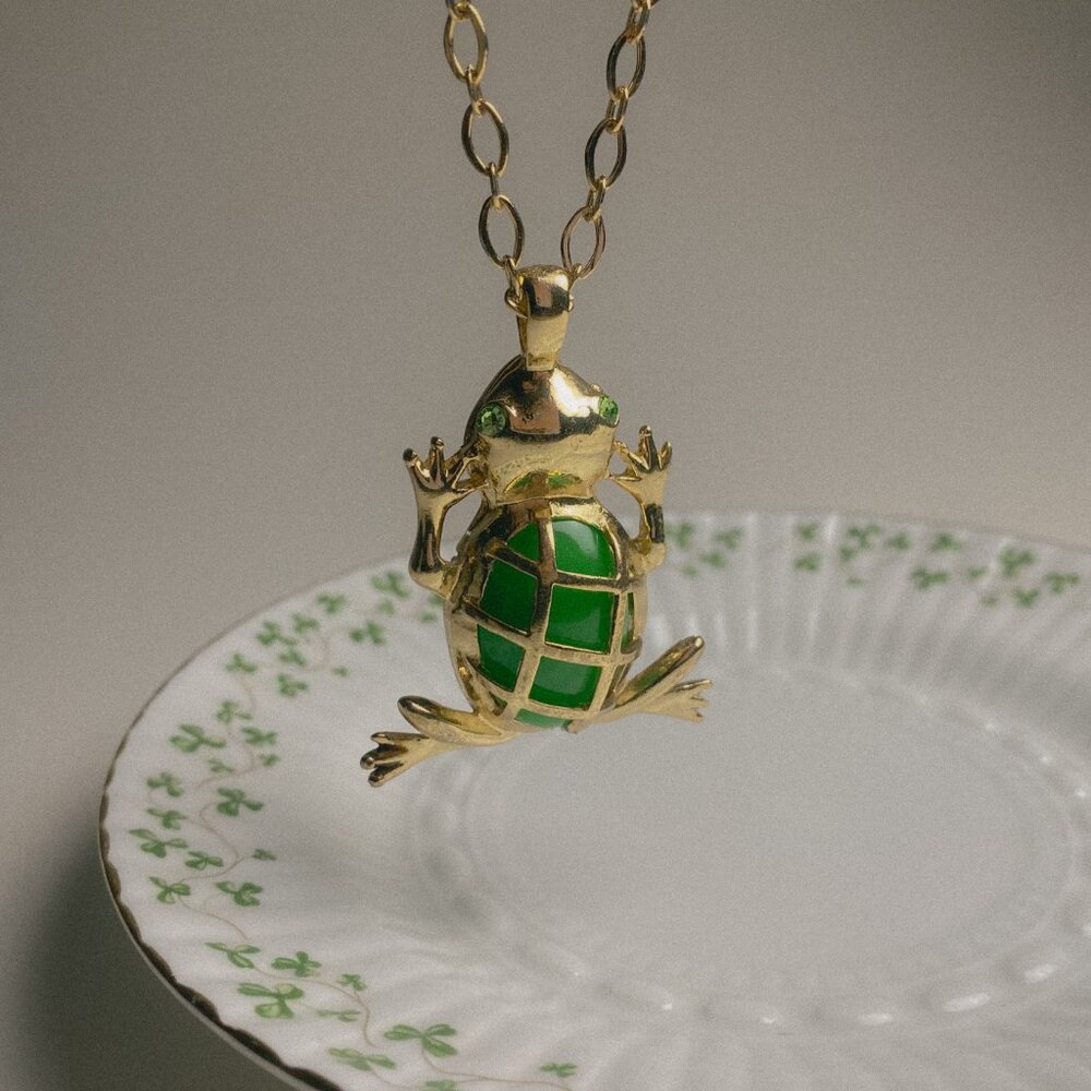 Lilly Pulitzer Green Oval Cabochon Frog Animal Gold Pendant Long Chain Necklace
